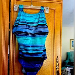 Robby Len tank style swimsuit, in lightly worn shape. Comfy, no tugging!